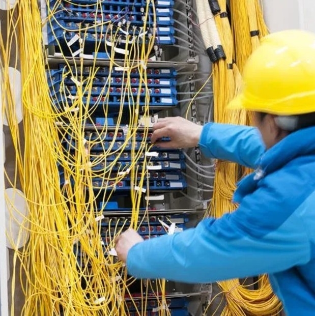 4 코어 실내 FTTH 드롭 케이블 GJXH/GJXFH 활형 강철/FRP 강도 멤버