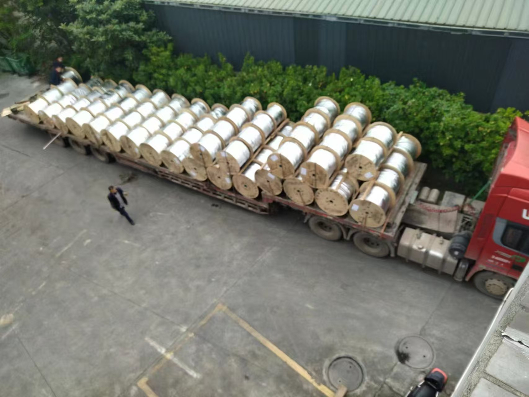 나비 모양의 광 케이블 도입